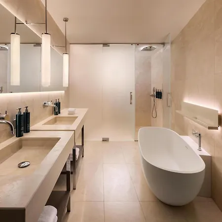 ヒルトン レイク ホテル 4*