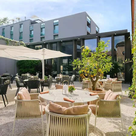 科莫湖希尔顿酒店 4* 科莫